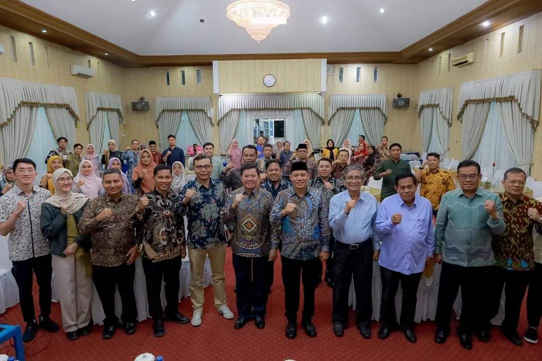 Bupati Pasaman Sabar AS foto bersama dengan Prof. Fasli Djalal didampingi Profesor Masrul, DR.Denas Simon, Dr.Edwar, Iska Amanda dan peserta rapat lainnya